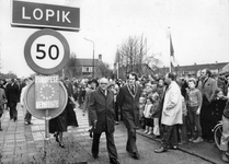 847402 Afbeelding van de feestelijke opening van het nieuwe fietstunneltje bij de Rolafweg Zuid te Lopik, onder de M.A. ...